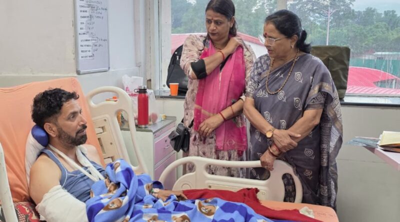 भट्टोवाला गोलीबारी कांड- महिला आयोग की अध्यक्ष कुसुम कंडवाल ने एम्स पहुँचकर जाना घायलों का हाल