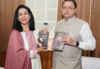 मुख्यमंत्री धामी से साहित्यकार डॉ. योजना साह जैन ने की शिष्टाचार भेंट, तीन साहित्यिक कृतियां कीं भेंट 