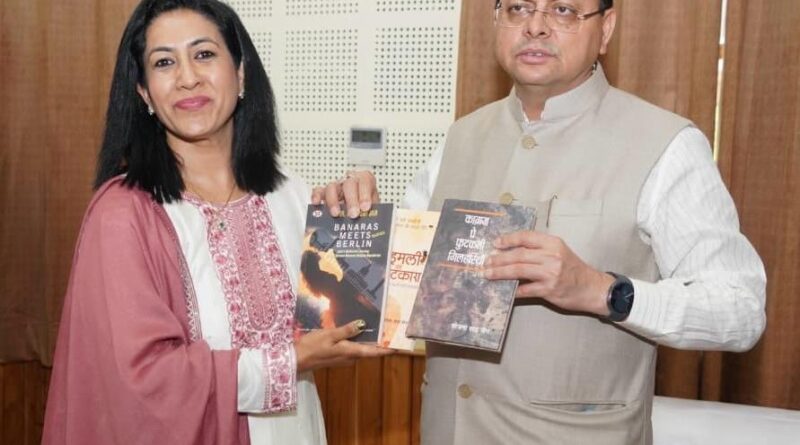 मुख्यमंत्री धामी से साहित्यकार डॉ. योजना साह जैन ने की शिष्टाचार भेंट, तीन साहित्यिक कृतियां कीं भेंट 