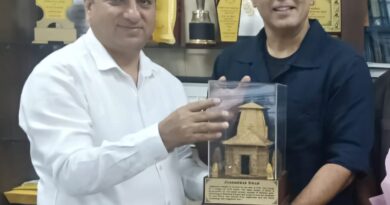 बॉलीवुड फिल्म अभिनेता अमन वर्मा ने की फिल्म विकास परिषद के नोडल अधिकारी के.एस. चौहान से की मुलाकात, ‘जागेश्वर मन्दिर’ का प्रतीक चिह्न भेंट कर किया स्वागत