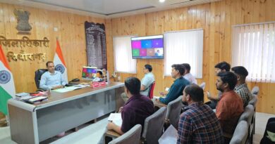 जिलाधिकारी आशीष कुमार भटगांई ने ली सीमांत क्षेत्र की मोटर सड़कों की प्रगति की समीक्षा, लंबित कार्यों में तेजी लाने के दिए निर्देश