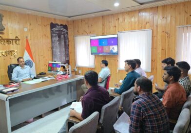 जिलाधिकारी आशीष कुमार भटगांई ने ली सीमांत क्षेत्र की मोटर सड़कों की प्रगति की समीक्षा, लंबित कार्यों में तेजी लाने के दिए निर्देश