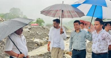 भारी बारिश के बीच ग्राउंड जीरो पर उतरे डीएम डॉ. आशीष चौहान, कार्लीगाढ़, सहस्रधारा और सपेरा बस्ती का लिया जायजा, दिए सुरक्षा के सख्त निर्देश
