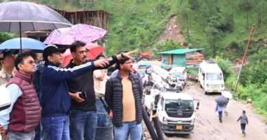 जिलाधिकारी प्रशांत आर्य ने स्यानाचट्टी के भूस्खलन प्रभावित क्षेत्र का किया स्थलीय निरीक्षण, यातायात व्यवस्था जल्द सामान्य बनाने के दिए निर्देश