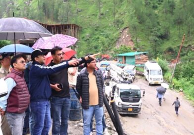 जिलाधिकारी प्रशांत आर्य ने स्यानाचट्टी के भूस्खलन प्रभावित क्षेत्र का किया स्थलीय निरीक्षण, यातायात व्यवस्था जल्द सामान्य बनाने के दिए निर्देश