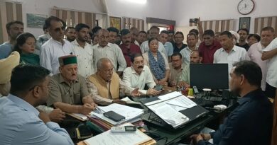 प्रधानमंत्री आवास योजना में अनियमितताओं को लेकर मोर्चा अध्यक्ष रघुनाथ सिंह नेगी ने उपजिलाधिकारी विनोद कुमार को सौंपा ज्ञापन 