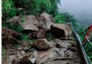 जंगलचट्टी क्षेत्र में केदारनाथ पैदल मार्ग पर गिरे बोल्डर, यात्रा पर लगी अस्थायी रोक