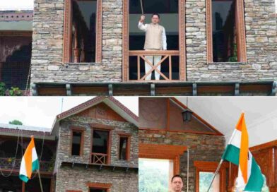 मुख्यमंत्री धामी ने मुख्यमंत्री आवास पर तिरंगा लगाकर दिया ‘हर घर तिरंगा’ का संदेश