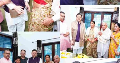 मुख्यमंत्री धामी ने 15 अगस्त की पूर्व संध्या पर शहीद अमित कुमार अणथ्वाल के परिजनों से की भेंट, किया सम्मानित