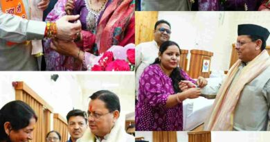 मुख्यमंत्री धामी को महिलाओं ने बांधा रक्षा सूत्र, मुख्यमंत्री ने दी सभी को रक्षा बन्धन की शुभकामनाएं