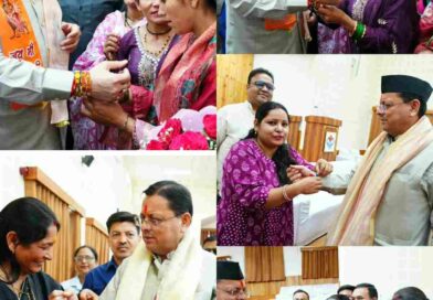 मुख्यमंत्री धामी को महिलाओं ने बांधा रक्षा सूत्र, मुख्यमंत्री ने दी सभी को रक्षा बन्धन की शुभकामनाएं