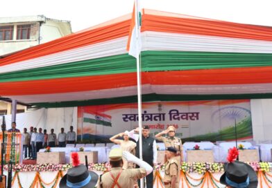 टिहरी में प्रभारी मंत्री गणेश जोशी ने किया ध्वजारोहण, स्वतंत्रता सेनानियों और शहीदों को किया नमन