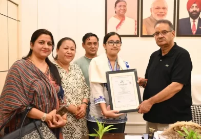 कैबिनेट मंत्री गणेश जोशी ने शूटिंग में गोल्ड जीतने वाली अनुष्का ओटानी को किया सम्मानित