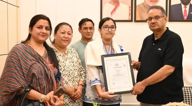 कैबिनेट मंत्री गणेश जोशी ने शूटिंग में गोल्ड जीतने वाली अनुष्का ओटानी को किया सम्मानित