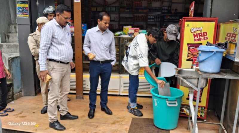 जिलाधिकारी आशीष भटगांई के निर्देश पर रक्षाबंधन पर्व के दृष्टिगत खाद्य प्रतिष्ठानों का औचक निरीक्षण, चार खाद्य नमूने जांच के लिए भेजे