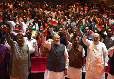 प्रधानमंत्री मोदी ने NDA सांसदों के साथ लहराया तिरंगा, संसद परिसर में झारखंड मुद्दे पर सत्ता पक्ष का प्रदर्शन