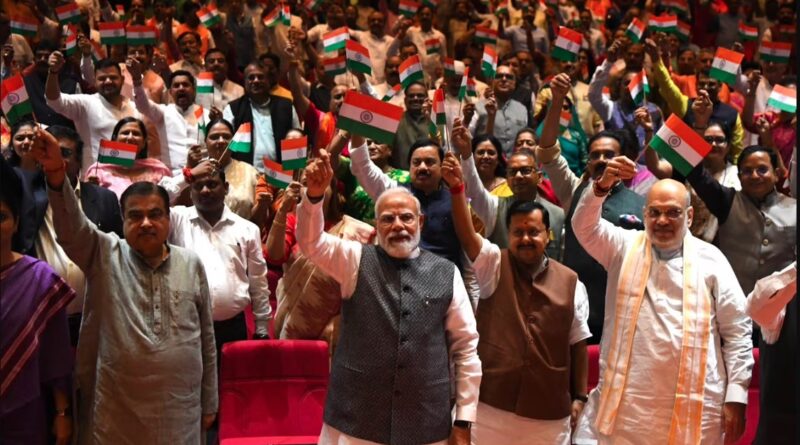 प्रधानमंत्री मोदी ने NDA सांसदों के साथ लहराया तिरंगा, संसद परिसर में झारखंड मुद्दे पर सत्ता पक्ष का प्रदर्शन