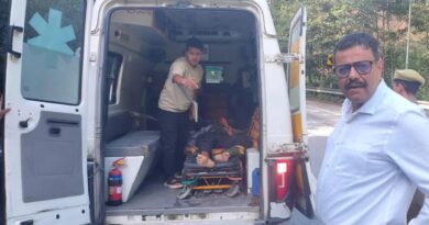 चम्पावत में खाई में गिरी कार, 1 की मौत, NH-09 पर हादसा, 4 घायल