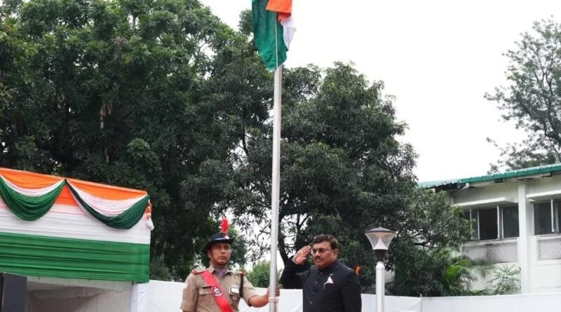 स्वतंत्रता दिवस के अवसर पर मुख्य सचिव आनंद बर्द्धन ने सचिवालय परिसर में किया ध्वजारोहण, विकसित उत्तराखंड और सुशासन का लिया संकल्प