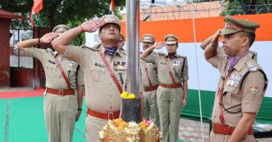 80 वें स्वतंत्रता दिवस के अवसर पर एसएसपी देहरादून प्रमेंद्र डोबाल ने पुलिस लाइन में किया ध्वजारोहण, अमर शहीदों को याद कर किया नमन