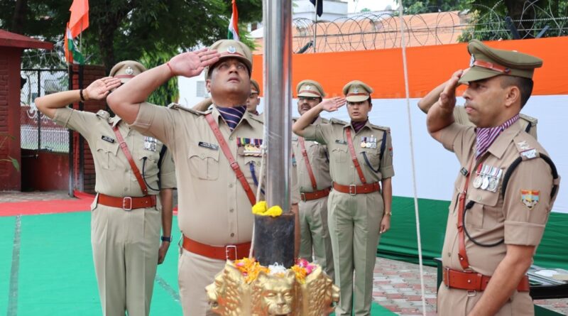 80 वें स्वतंत्रता दिवस के अवसर पर एसएसपी देहरादून प्रमेंद्र डोबाल ने पुलिस लाइन में किया ध्वजारोहण, अमर शहीदों को याद कर किया नमन
