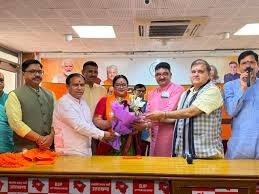 श्रीनगर महापौर आरती भंडारी समेत 10 पार्षद भाजपा में शामिल, दो कांग्रेसी पार्षदों ने भी थामा दामन