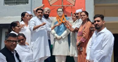 पूर्व प्रधानमंत्री राजीव गांधी की जयंती पर कांग्रेस कार्यकर्ताओं ने किया श्रद्धासुमन अर्पित
