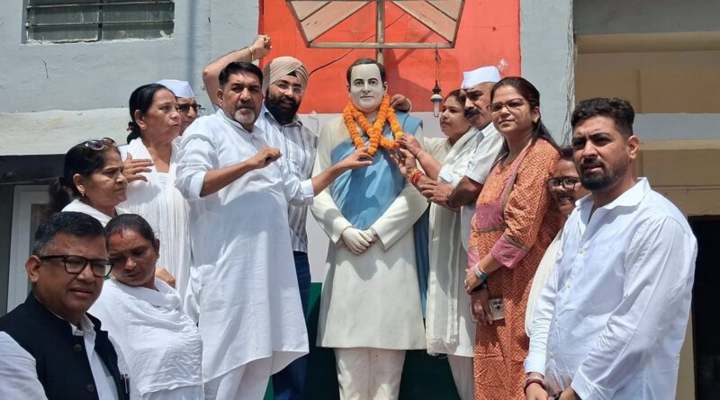 पूर्व प्रधानमंत्री राजीव गांधी की जयंती पर कांग्रेस कार्यकर्ताओं ने किया श्रद्धासुमन अर्पित