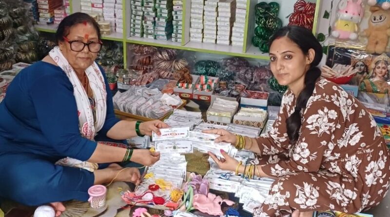 राखी के कारोबार से आत्मनिर्भर बन रहीं देहरादून की महिलाएं, मालदेवता में सास-बहू की जोड़ी ने राखी कारोबार से मचाई धूम
