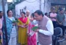 मुख्यमंत्री धामी ने ‘लोकल फॉर वोकल’ को दिया प्रोत्साहन, लोहियाहेड में स्थानीय स्टॉल पर लिया टिकी का स्वाद