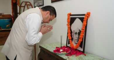 मुख्यमंत्री धामी ने शिक्षक दिवस पर महान शिक्षाविद् डॉ. राधाकृष्णन को श्रद्धासुमन अर्पित कर दी श्रद्धांजलि 