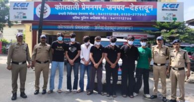 एसएसपी दून प्रमेंद्र सिंह डोबाल की सख्ती से सार्वजनिक स्थान पर हुड़दंग करने वाले 7 युवकों को पुलिस ने किया गिरफ्तार