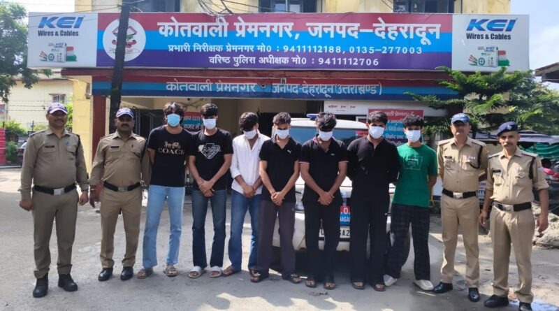 एसएसपी दून प्रमेंद्र सिंह डोबाल की सख्ती से सार्वजनिक स्थान पर हुड़दंग करने वाले 7 युवकों को पुलिस ने किया गिरफ्तार