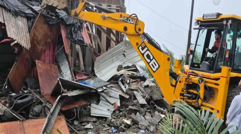मसूरी में गरजा एमडीडीए का पीला पंजा, चार अवैध दुकानों को किया ध्वस्त, नोटिस के बाद लिया एक्शन