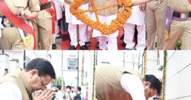 मुख्यमंत्री धामी ने अमर शहीदों को पुष्पांजलि अर्पित कर दी श्रद्धांजलि 