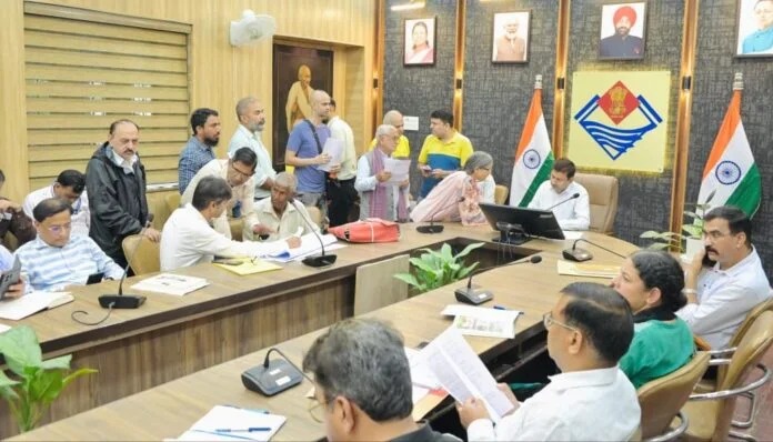 समाधान दिवस में 102 शिकायतें दर्ज, लाखों की ठगी और नौकरी के नाम पर धोखाधड़ी के मामले, अधिकारियों को समयबद्ध निस्तारण के निर्देश