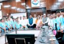 टॉपर छात्रों से मुख्य सचिव आनन्द बर्द्धन ने की मुलाकात , बोले- तकनीक के साथ कदम मिलाकर आगे बढ़ें