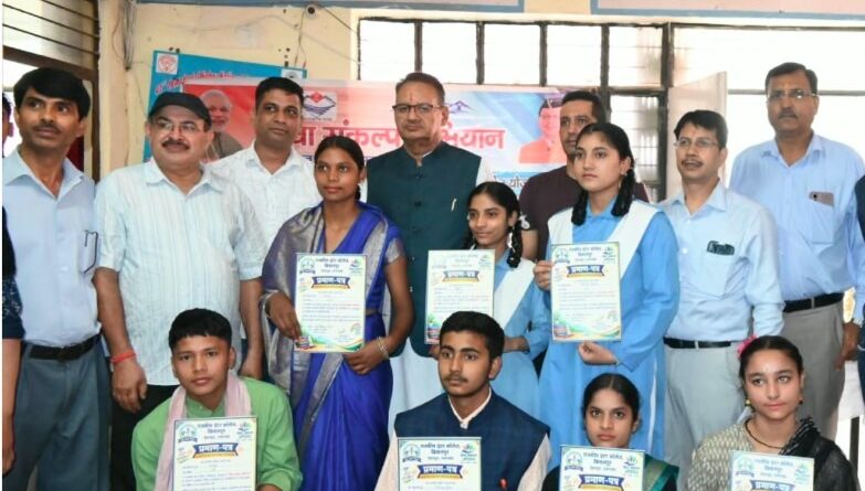 राजकीय इंटर कॉलेज किशनपुर में आयोजित ‘सेवा संकल्प अभियान’ कार्यक्रम में शामिल हुए सैनिक कल्याण मंत्री गणेश जोशी 