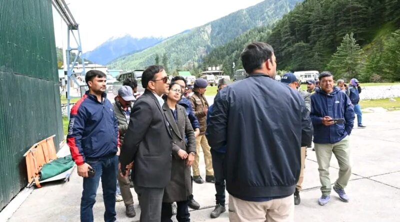 रेस्क्यू ऑपरेशन की समीक्षा के लिए हर्षिल पहुंचे जिलाधिकारी प्रशांत आर्य, रेस्क्यू ऑपरेशन का लिया जायजा 