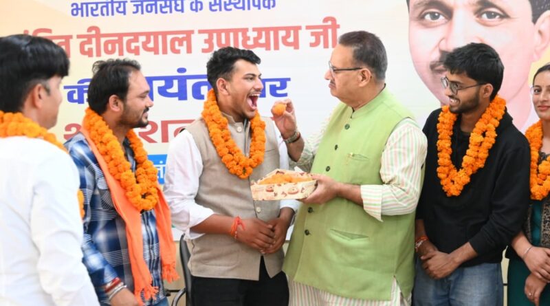 कैबिनेट मंत्री गणेश जोशी ने एमपीजी कॉलेज मसूरी के छात्रसंघ चुनाव में एबीवीपी के विजयी प्रत्याशियों को दी जीत की बधाई