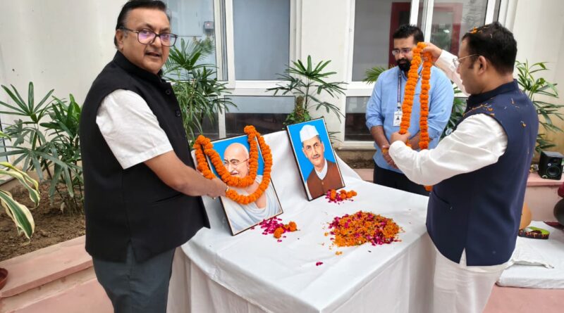 यूएसडीएमए में श्रद्धाभाव से मनाई गई राष्ट्रपिता महात्मा गांधी और लाल बहादुर शास्त्री की जयंती, सत्य, अहिंसा, सादगी और कर्तव्यनिष्ठा के आदर्शों को आत्मसात करने का किया आह्वान 