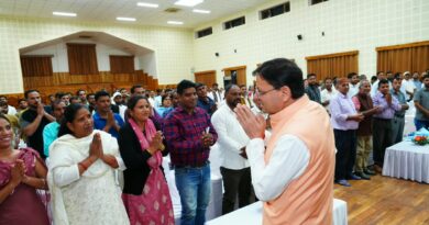 मुख्यमंत्री धामी ने मुख्य सेवक सदन में अनुसूचित जाति एवं अनुसूचित जनजाति समुदाय के लोगों से किया संवाद, समाधान के लिए अधिकारियों को दिए निर्देश